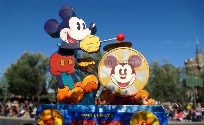ディズニー30周年記念パレード『ハピネス・イズ・ヒア』のフロート（ミッキーマウスのおもちゃ）
