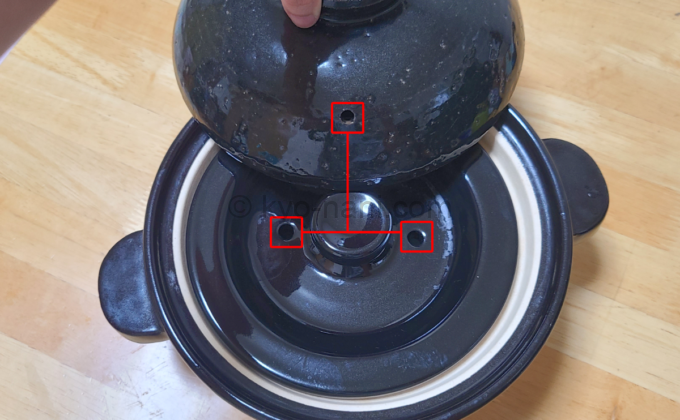 白米専用土鍋「かまどさん」のフタのセット方法を解説している写真