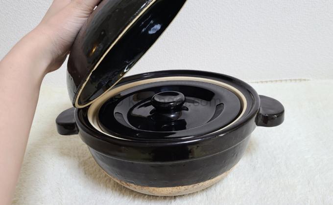炊飯専用土鍋「かまどさん」の外フタを開けている写真