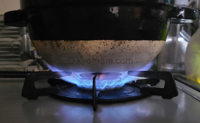 炊飯専用土鍋「かまどさん」を火にかけている写真