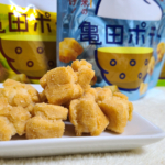 亀田ポテトのパッケージとコンソメ味を皿に盛った写真