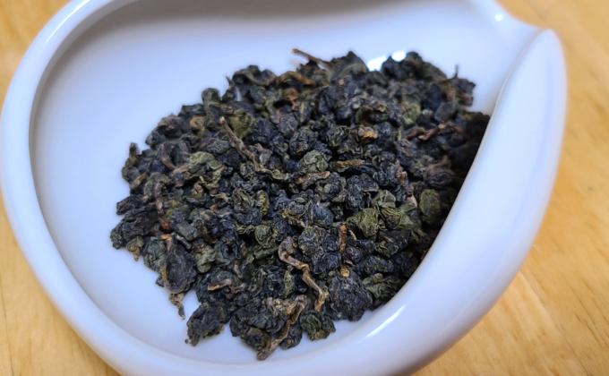 ルピシア2021年夏福袋「凍頂烏龍茶 軽焙煎 冬摘み」の茶葉の写真
