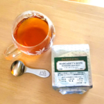 ルピシアのカップ、スプーン、紅茶の写真