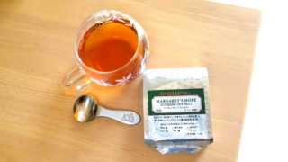ルピシアのカップ、スプーン、紅茶の写真