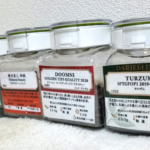 お茶をフレッシュロックに入れてラベルを貼った写真