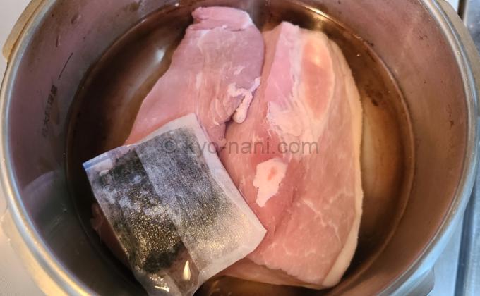 鍋に豚ブロック肉とアールグレイ・グランドクラシックの茶葉を入れた写真