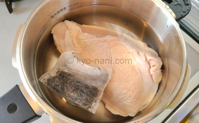 鶏もも肉を紅茶で煮ている写真