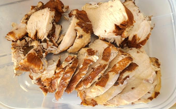 紅茶で煮た鶏もも肉を切り分けた写真