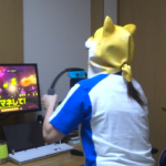 部屋でリングフィットアドベンチャーをプレイしている写真