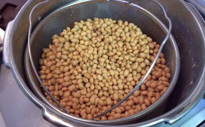 5.5Lの圧力鍋で大豆を蒸した写真